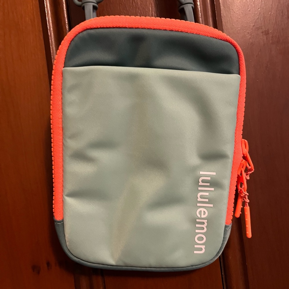 ✨Lululemon Crossbody Pouch✨